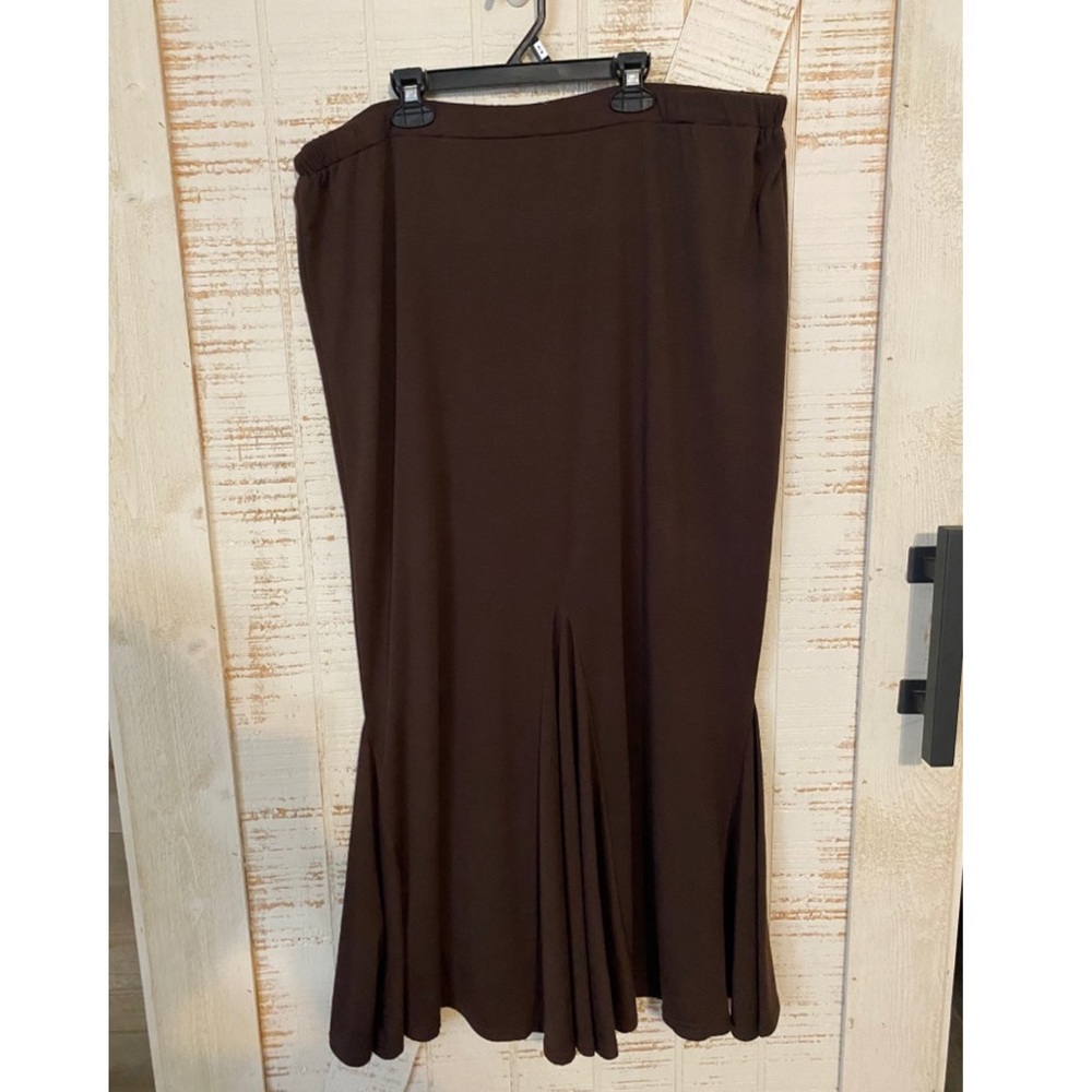 Cato’s brown skirt